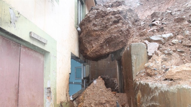 Öğretmen lojmanına kaya düştü