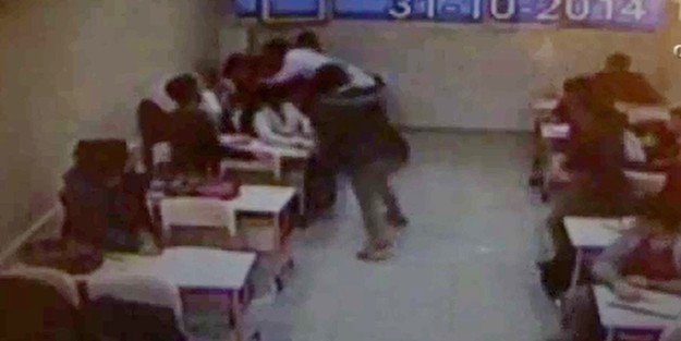 Öğretmen öğrencisine tekme tokat daldı!