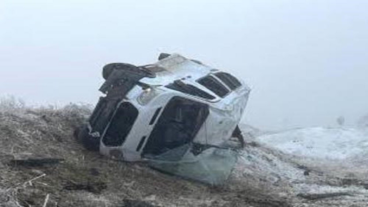 Öğretmen servisi şarampole devrildi