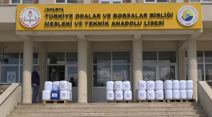 Öğretmen ve öğrenciler 55 saatte 38 ton dezenfektan üretti 