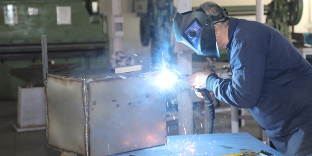 Öğretmen ve öğrencilerden depremzedeler için soba üretimi