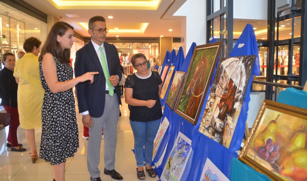 Öğretmen ve öğrencilerden karma resim sergisi 