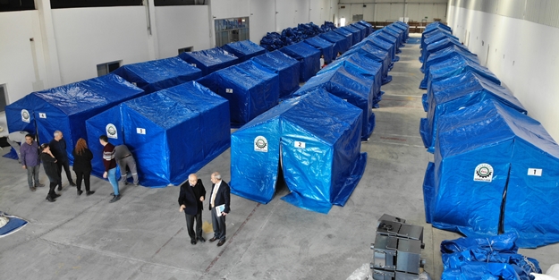 Öğretmen ve öğrencileri depremzedeler için çadırlar üretti