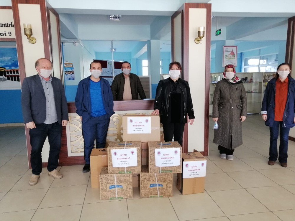 Öğretmen ve velilerden ihtiyaç sahiplerine yardım kolisi 