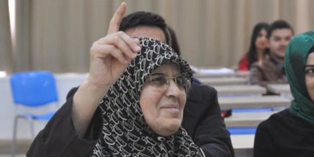 Öğretmenlik hayali 54′ünde üniversiteli yaptı