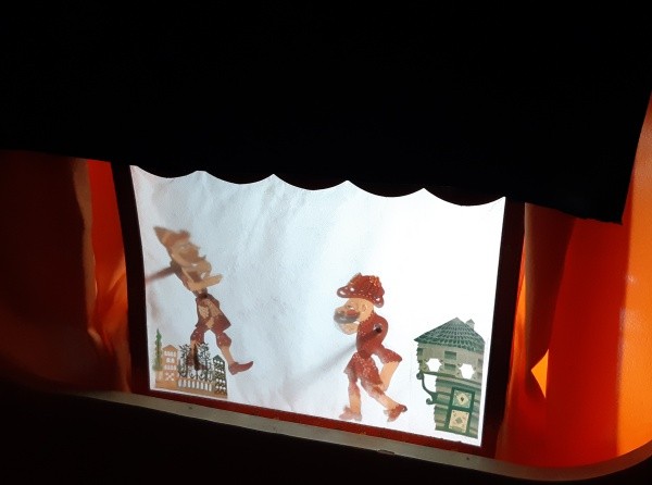 Öğretmenden öğrencilere Karagöz ve Hacivat gösterisi 