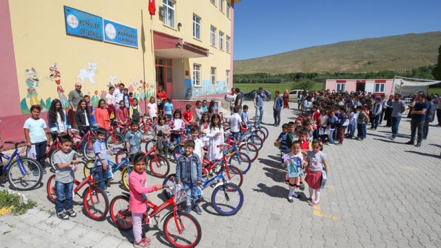 Öğretmenden öğrencilerine bisiklet sürprizi
