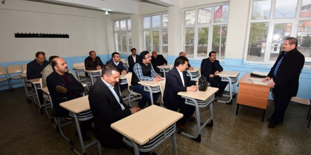 Öğretmen'den öğrencilerine büyük jest! 30 yıl önceki ödevlerini dağıttı