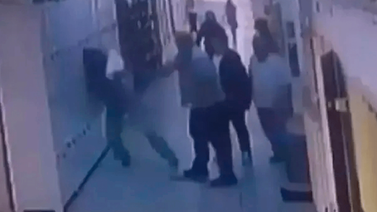 Öğretmene yumruk atan saldırgana komik ceza!