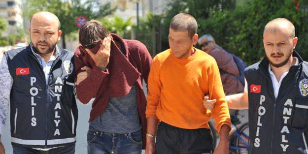 Öğretmeni öldürdükten sonra, kanlı kıyafetlerle bara gitmişler