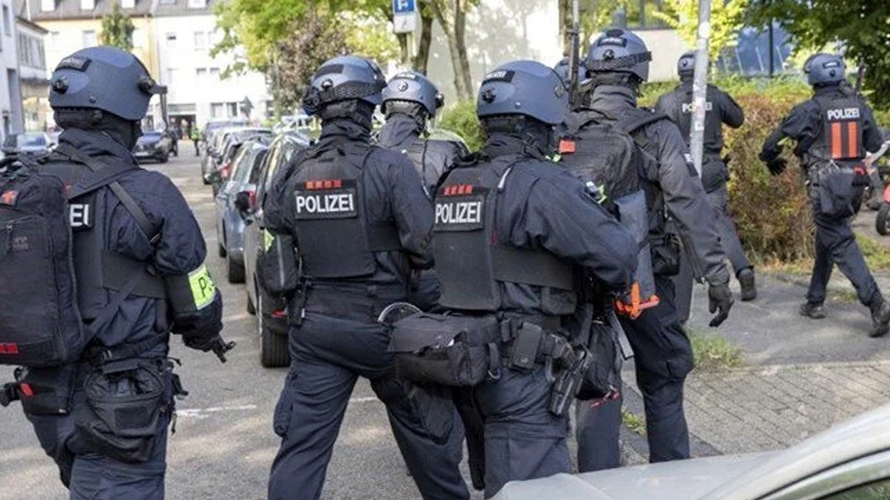 Öğretmenini bçaklayıp kaçtı