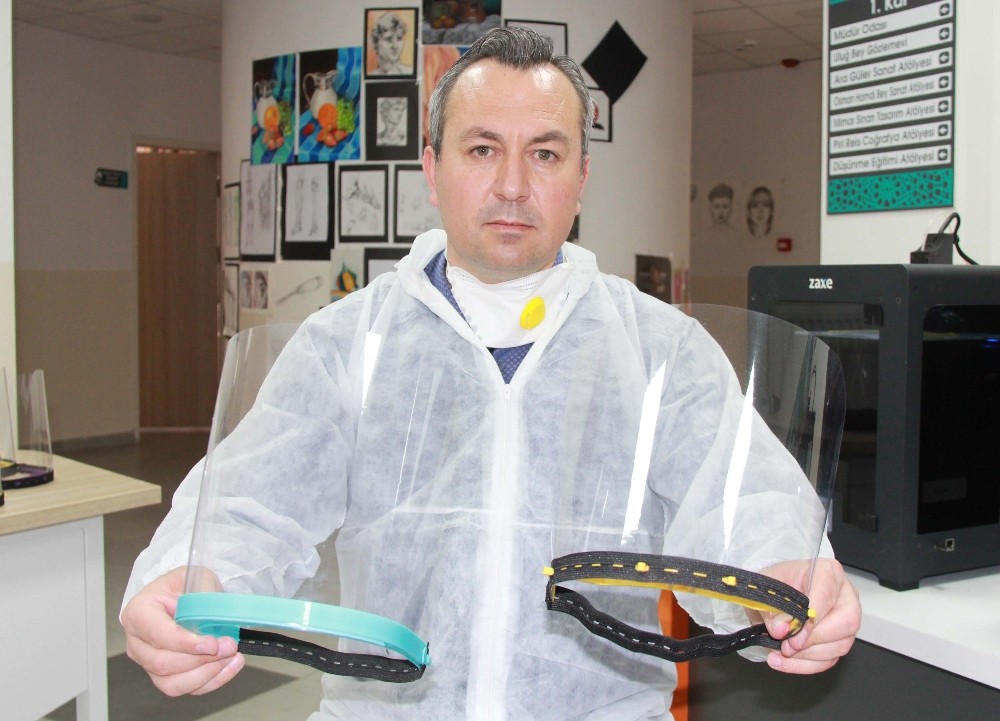 Öğretmenler, 10’da 1 fiyatına siper maske üretti 