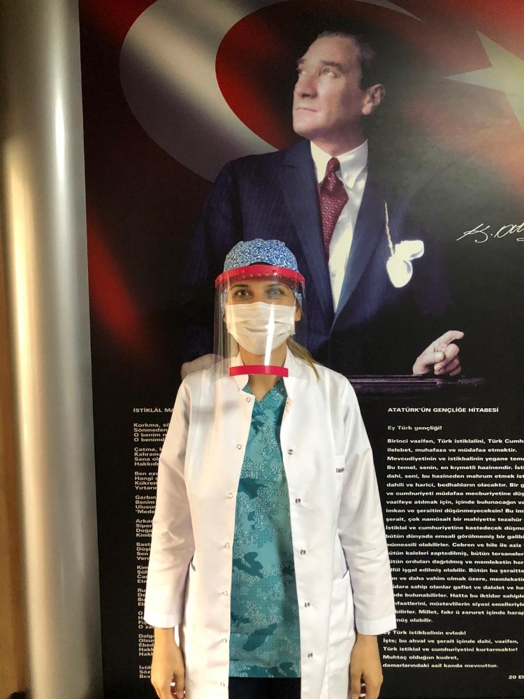 Öğretmenler 3D yazıcı ile doktorlara yüz siperliği yaptı 