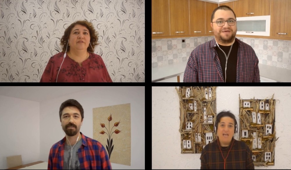 Öğretmenler engelli çocukların anneleri için çalıp, söylediler 