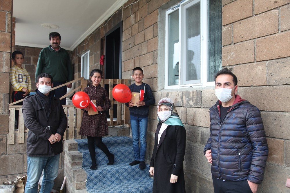 Öğretmenler ev ev dolaşıp öğrencilerine 23 Nisan sürprizi yaptı 