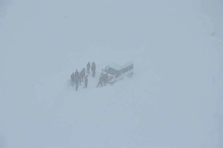 Öğretmenler Hakkari'de ölümle burun buruna geldi