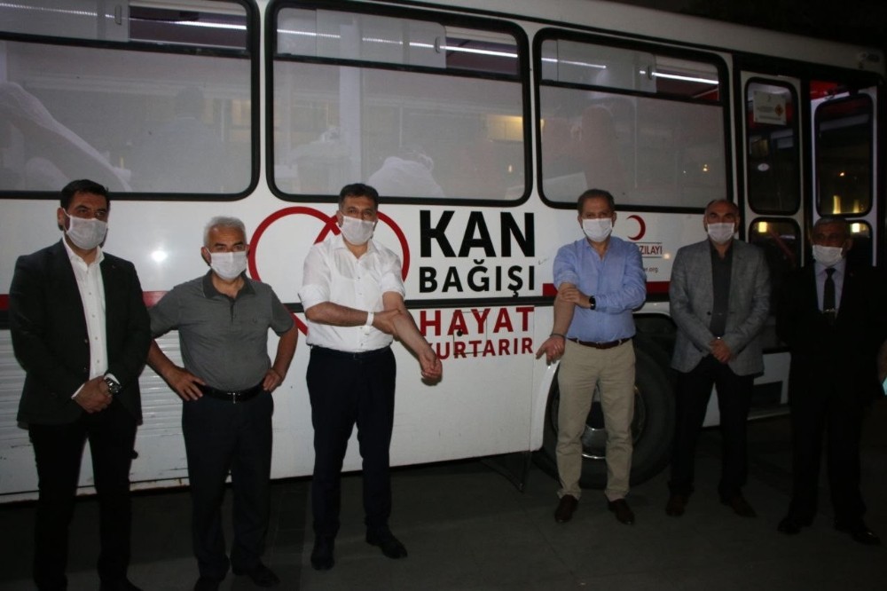 Öğretmenler kan bağışında bulunmak için birbirleriyle yarıştı 