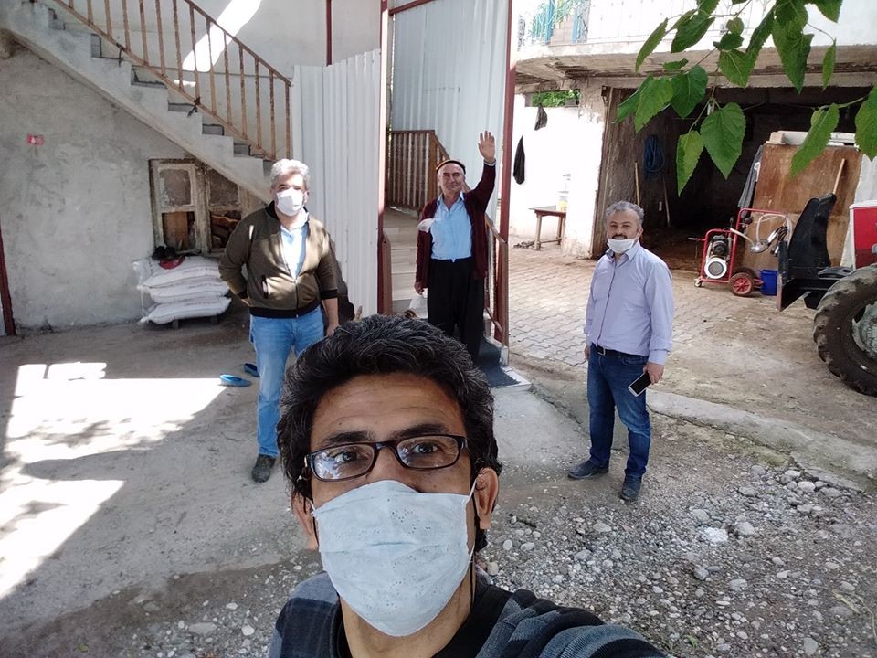Öğretmenler Ramazan kolisi ve maske dağıttı 