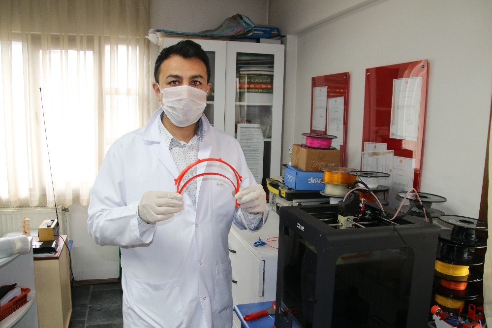 Öğretmenler sağlık çalışanlarına kalkan üretmeye başladı 