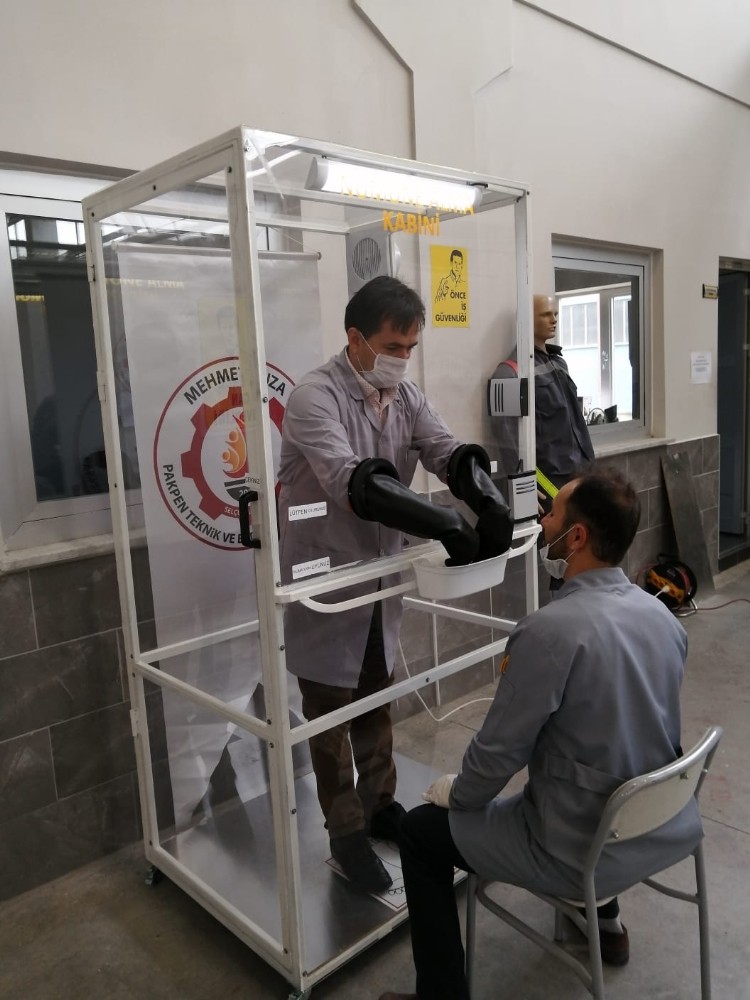 Öğretmenler sağlıkçılar için “izole numune alma ünitesi” üretti 