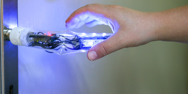 Öğretmenlerden bir başarılı icat daha! Akıllı kapı kolu