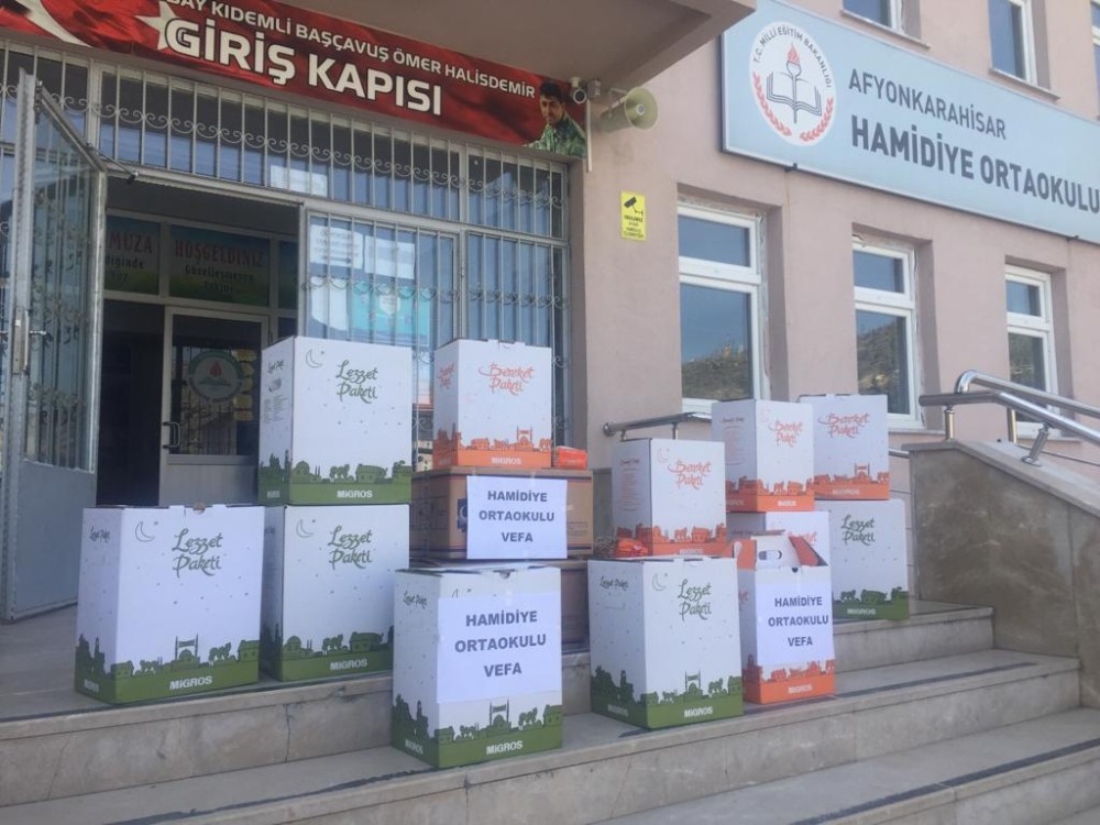 Öğretmenlerden öğrencilerine gıda yardımı 