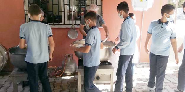  Öğretmenlerden örnek davranış