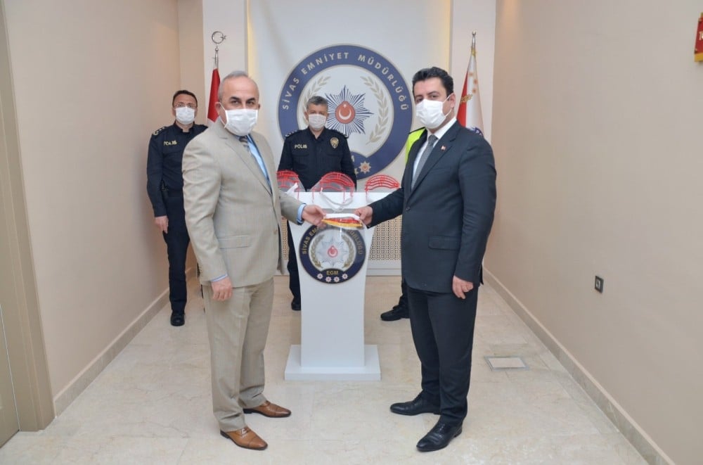 Öğretmenlerden polislere siperlik desteği 