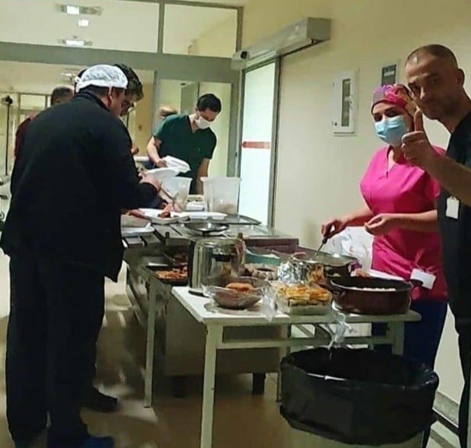 Öğretmenlerden sağlık çalışanları için iftar yemeği 