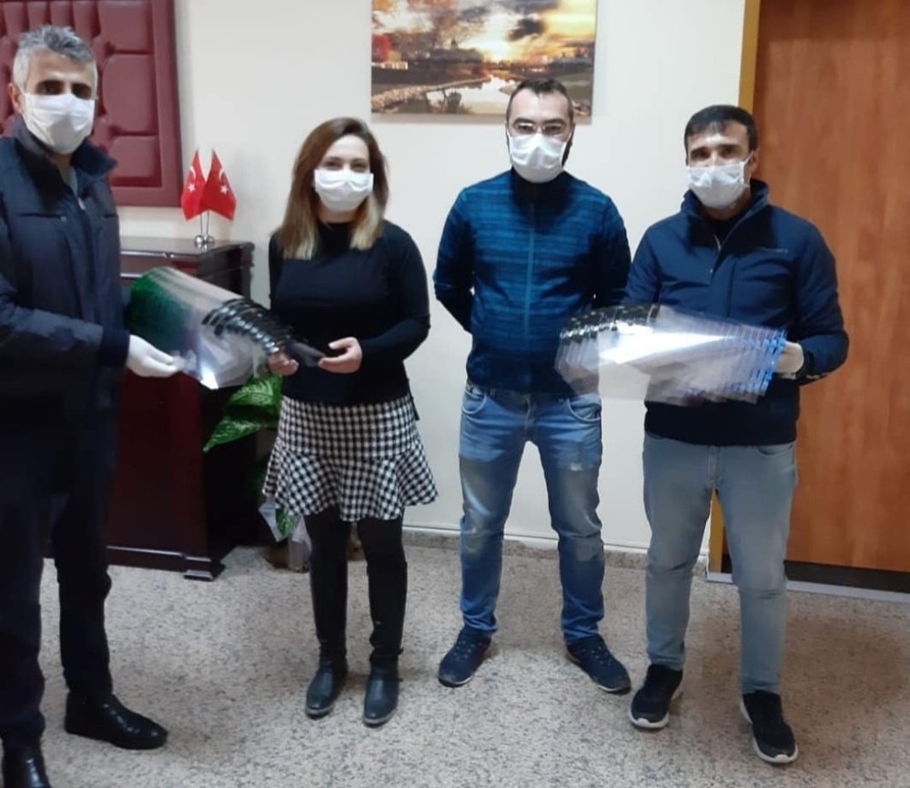 Öğretmenlerden sağlık çalışanlarına maske 