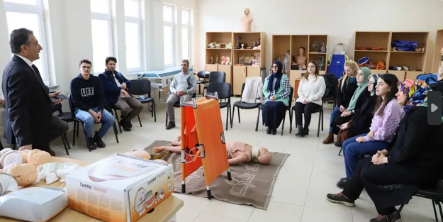 Öğretmenlere verilen ilk yardım eğitimleri devam ediyor