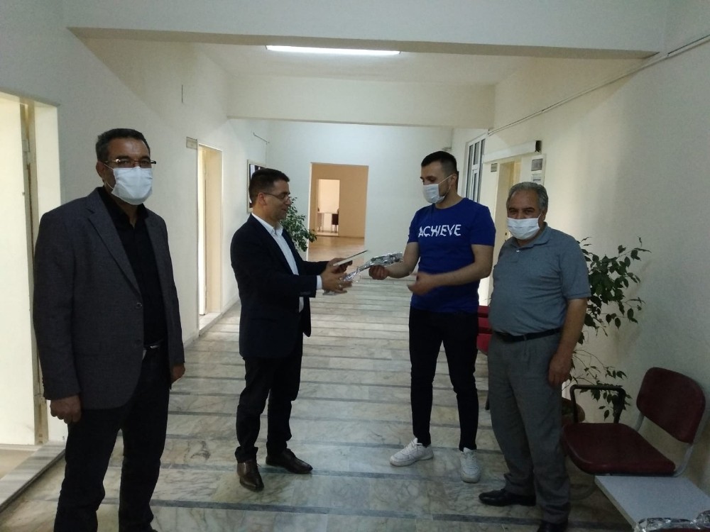 Öğretmenleri, gülle karşıladılar 