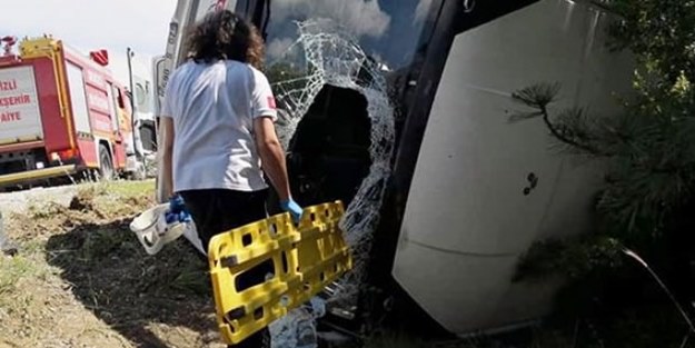 Öğretmenleri taşıyan midibüs devrildi: 17 yaralı!
