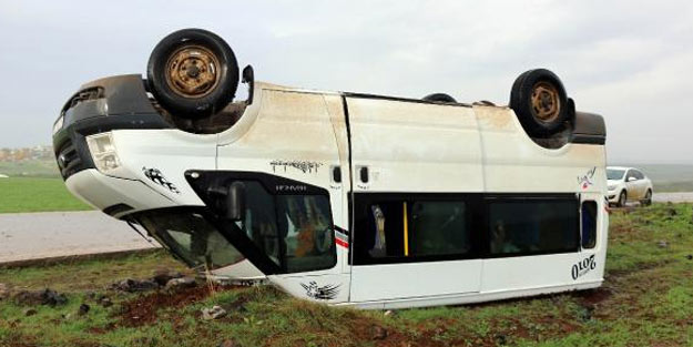 Öğretmenleri taşıyan minibüs devrildi: 13 yaralı
