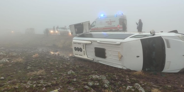 Öğretmenleri taşıyan servis aracı devrildi!