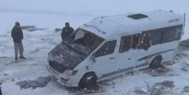 Öğretmenleri taşıyan servis devrildi