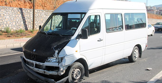 Öğretmenleri taşıyan servis ile otomobil çarpıştı: 3 yaralı