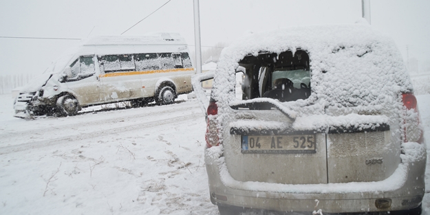 Öğretmenleri taşıyan servis minibüsü kaza yaptı!