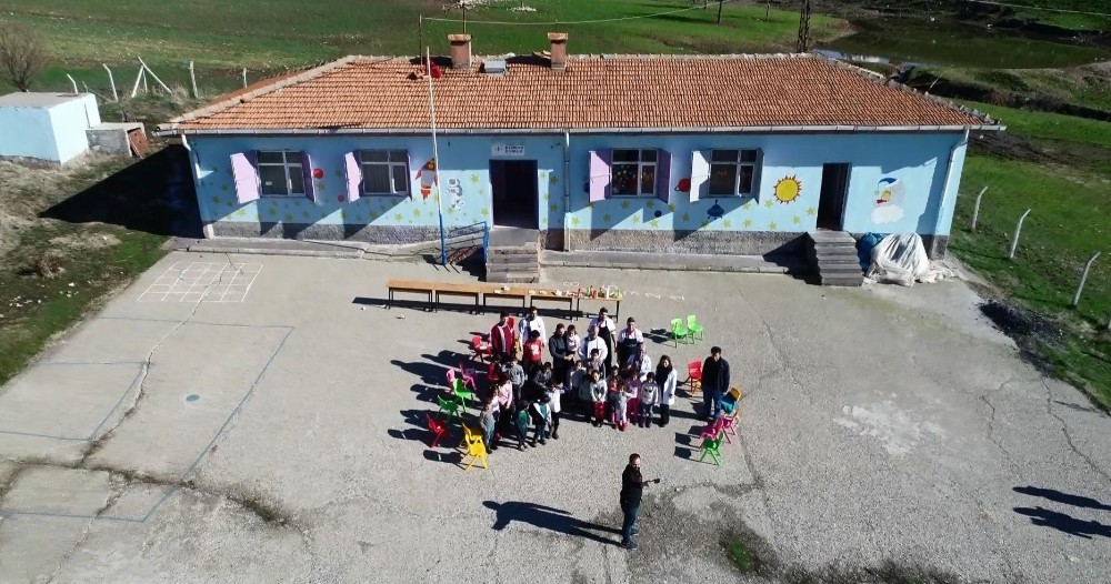 Öğretmenlerin mesajını dikkate aldı, 57 okula 1 buçuk ton tatlı dağıttı 