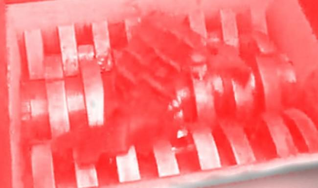 Öğütme makinesine düştü! Korkunç şekilde can verdi