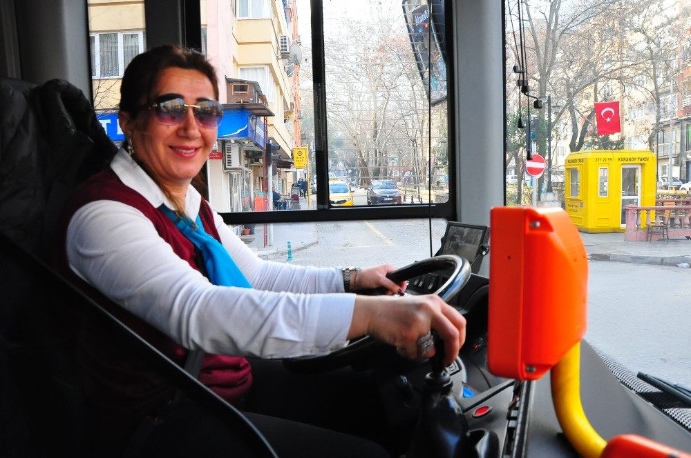 Ojeli elleriyle erkek şoförlere taş çıkartıyor 