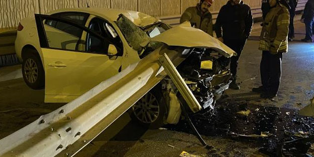 Ok gibi bariyere saplanan aracı bırakıp kaçtı