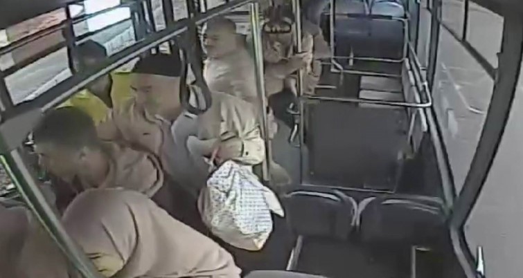 Oksijen tüpü otobüsü karıştırdı: Yolcular can havliyle aşağı indi!