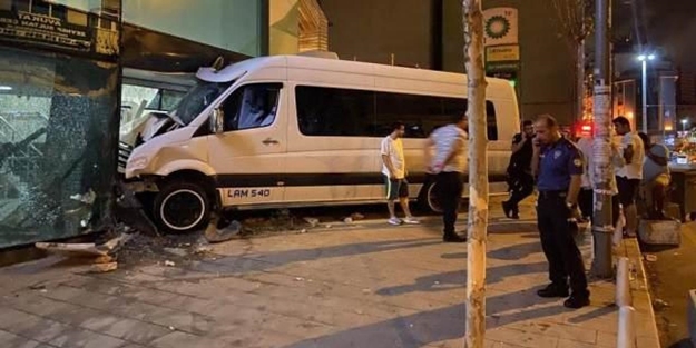 Öksürük krizi tutan şoför kaza yaptı
