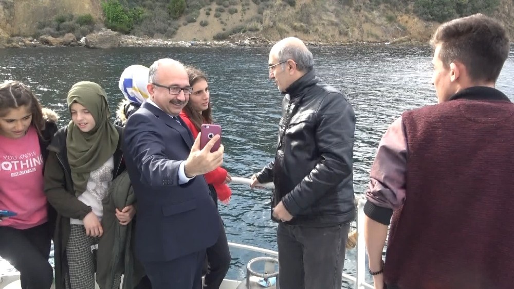 Öksüz ve yetim çocuklardan denizin ortasında İstiklal Marşı yarışması 