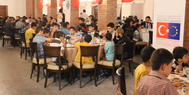 Öksüz ve Yetim mülteci çocuklarla yabancı büyükelçiler iftarda buluştu