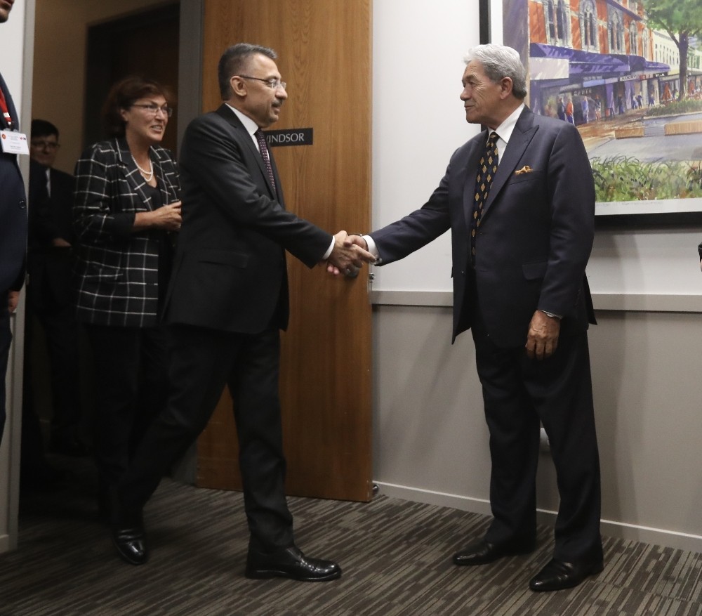 Oktay ve Çavuşoğlu, Yeni Zelanda Başbakan Yardımcısı ve Dışişleri Bakanı Peters ile görüştü 
