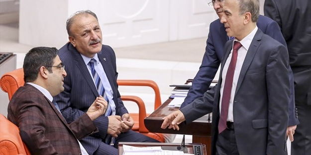Oktay Vural'ın İdris Baluken'e bakışları...