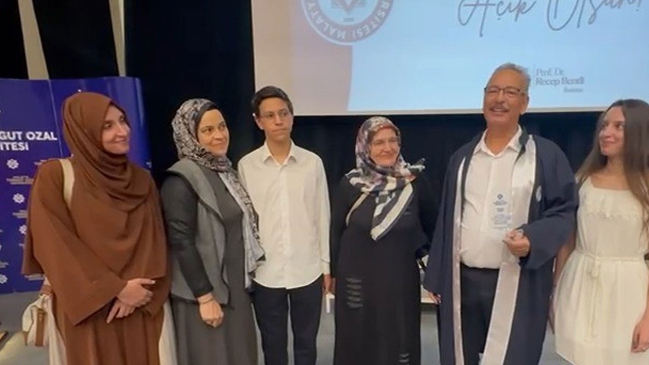 Okuduğu bölümü birincilikle bitirdi! 61 yaşındaki adam üniversiteye damga vurdu