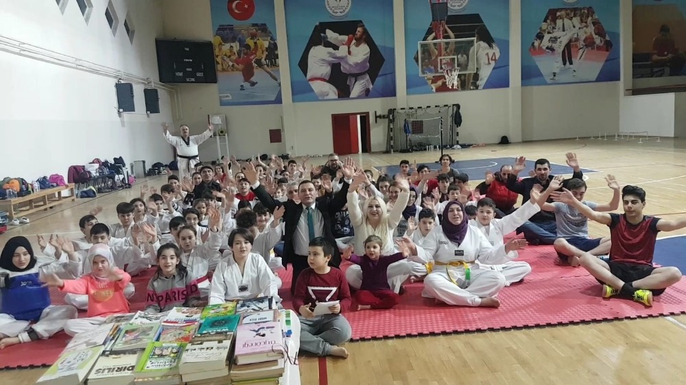 Okudukları kitapları Nusaybin’deki Misak-ı Milli Ortaokulu öğrencilerine gönderdiler 